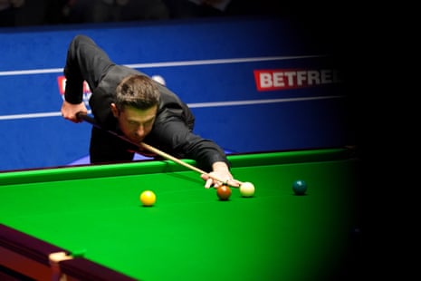 Mark Selby plays a shot.
