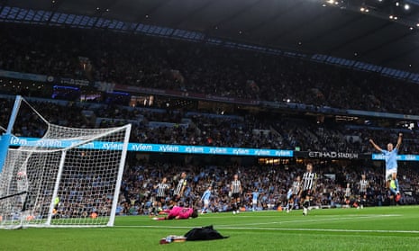 At dusk, Julian Alvarez of Manchester City scores a goal to make it 1-0.