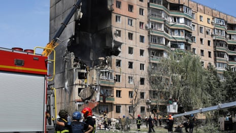 Russian missile strikes high-rise apartment in Kryvyi Rih, Ukraine, killing four people – video