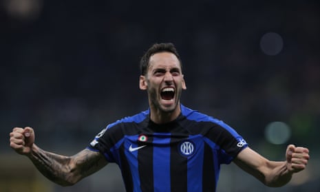 Hakan Chalanoglu celebrates as Inter advance to the final!