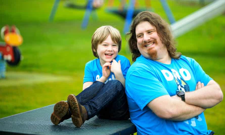 Matt Bellis, fondateur du groupe de fans Bandit, avec son fils de cinq ans.