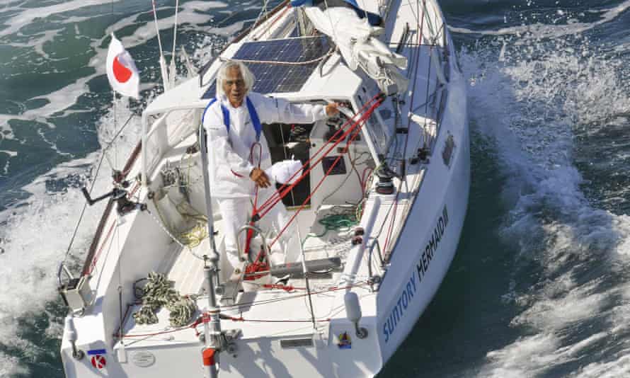 日本の堀賢一は、大阪湾での太平洋横断航海の後、帆船に乗っているのが見えます。