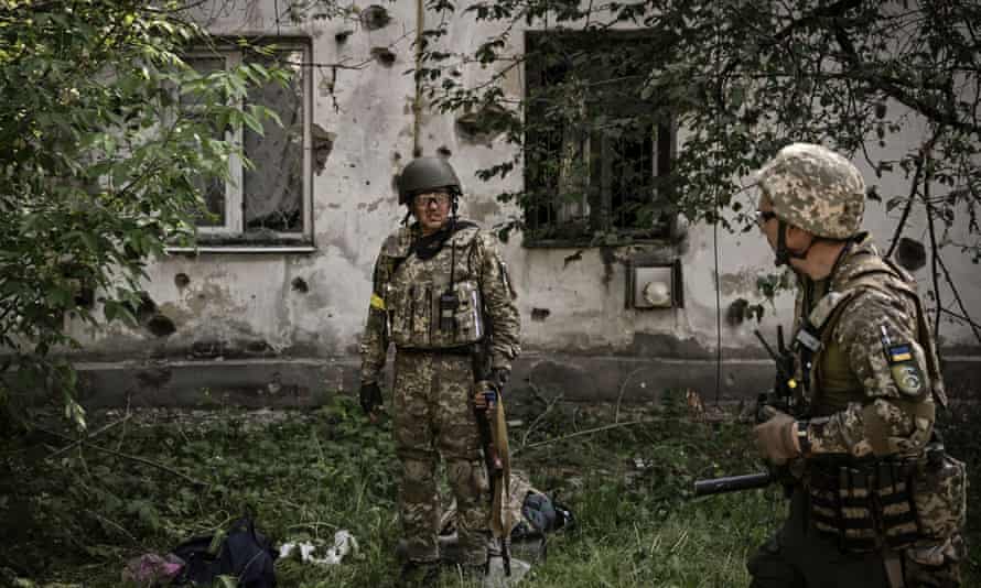 Ukrainian servicemen in Lysychansk.