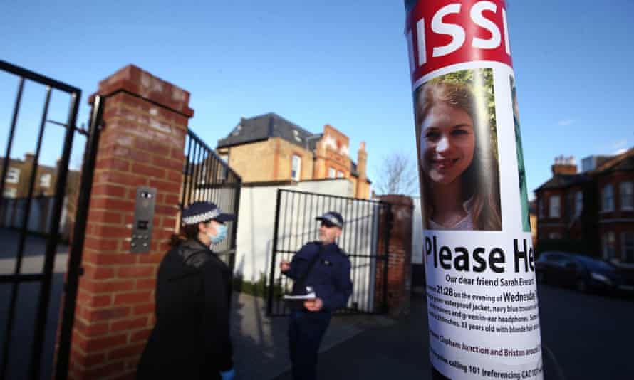 Une affiche de personnes disparues pour Sarah Everard est vue sur Kingswood Road à Brixton.
