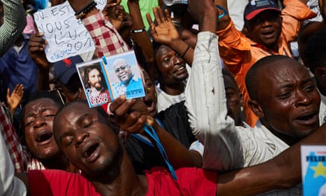Crowd of men who support Felix Tshisekedi