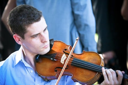 Człowiek gra na skrzypcach