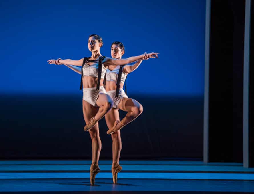 Beatriz Stix-Brunell y Yasmine Naghdi en Corybantic Games, parte de Bernstein Centenary Triple Bill en la Royal Opera House en 2018.