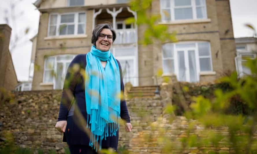 Lindsey Holland vadovauja Cleeve Hill viešbučiui. Ji sakė: „Žmonės pasirodė esąs labai atsparūs“.