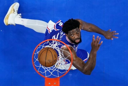 Joel Embiid dari Sixers mengikuti tembakannya melawan Celtics selama paruh kedua Game 6 hari Kamis.