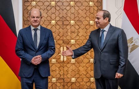 The German chancellor, Olaf Scholz (left), with Egypt’s president, Abdel Fatah al-Sisi, in Cario on 18 October.