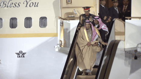 Saudi King's golden escalator breaks down in Moscow - video