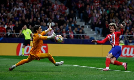 Antoine Griezmann fires past Yann Sommer for Atlético’s first goal of the tie