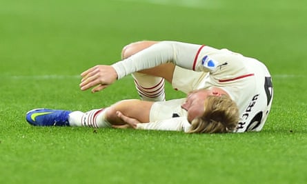 Simon Kjær reacts after sustaining a serious knee injury during Milan’s game against Genoa on 1 December.