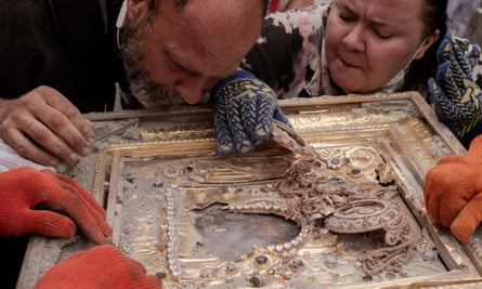 People cleaning icon