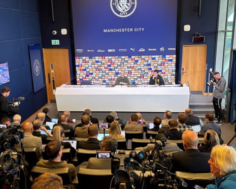 O técnico do Manchester City, Enzo Maresca, fala em entrevista coletiva diante de jornalistas e câmeras