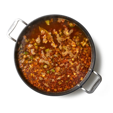 Incorporer le mélange d'épices, cuire encore quelques minutes, puis verser le bouillon et la sauce piquante.