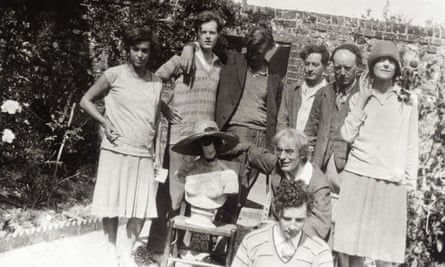 The Bloomsbury group’s Frances Partridge, Quentin and Julian Bell, Duncan Grant, Clive Bell, Beatrice Mayor, Roger Fry and Raymond Mortimer in the garden.