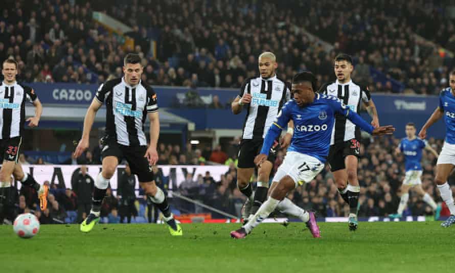 Alex Iwobi fires home for Everton’s winner