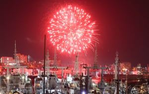 Los fuegos artificiales estallan sobre la ciudad durante las celebraciones de Año Nuevo en Vladivostok.