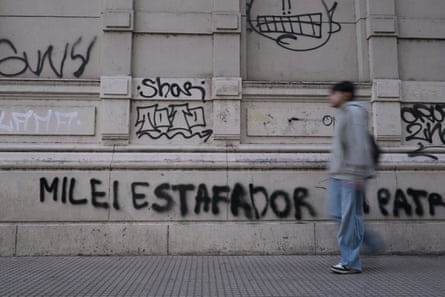 ‘Milei swindler’ spray painted on a wall