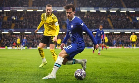 Ben Chilwell del Chelsea en el balón contra el Borussia Dortmund