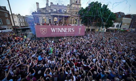 West Ham United melakukan selebrasi di Old Town Hall di Stratford, London.