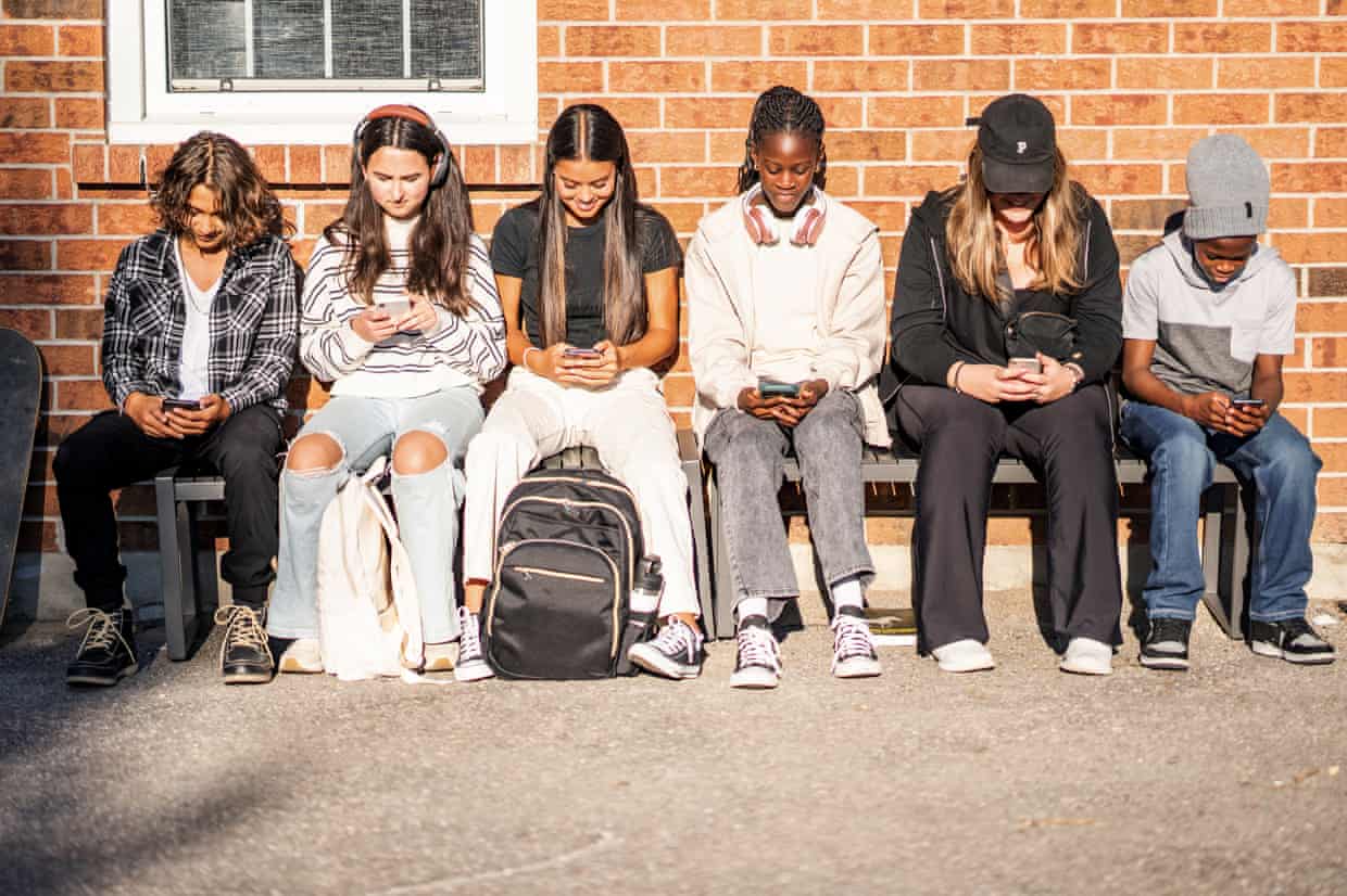 Canada weighs social media ban for children