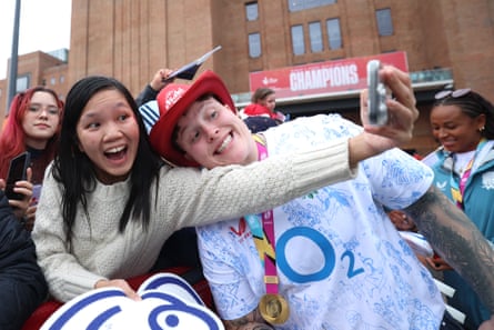 Hannah Botterman of England poses for a selfie with a fan, while wearing her winners medal and a cowboy hat.