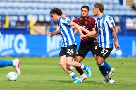 Ο Xavier Simons της Bolton Wanderers επιτίθεται στον Harry Gray της Sheffield Wednesday και αποβάλλεται από τον διαιτητή Elliot Bell.