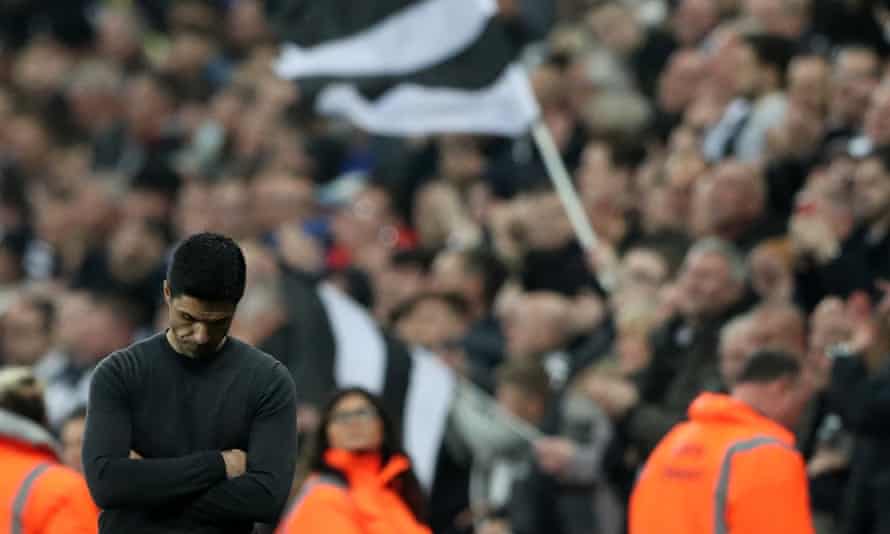Arsenal-Manager Mikel Arteta sieht niedergeschlagen aus, nachdem Bruno Guimaraes von Newcastle United sein zweites Tor erzielt hat.