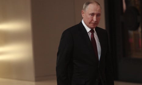 Vladimir Putin walks alone at the CTSO summit in Yerevan