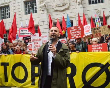 Zack Polanski se para frente a los manifestantes en un mitin sosteniendo un micrófono
