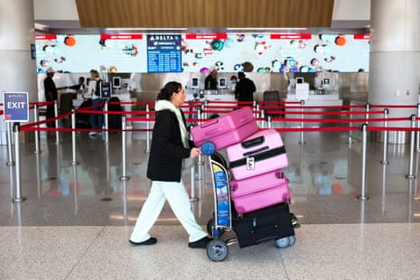 Hava yolu uçakları açık asfalt