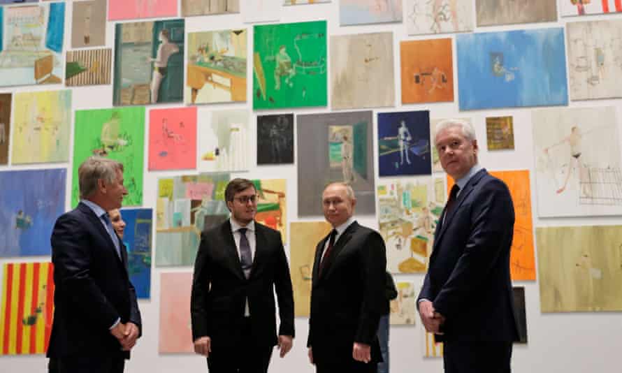 Vladimir Poutine, deuxième à droite, et Leonid Mikhelson, à gauche, visitent le centre artistique GES-2 à Moscou en décembre 2021.