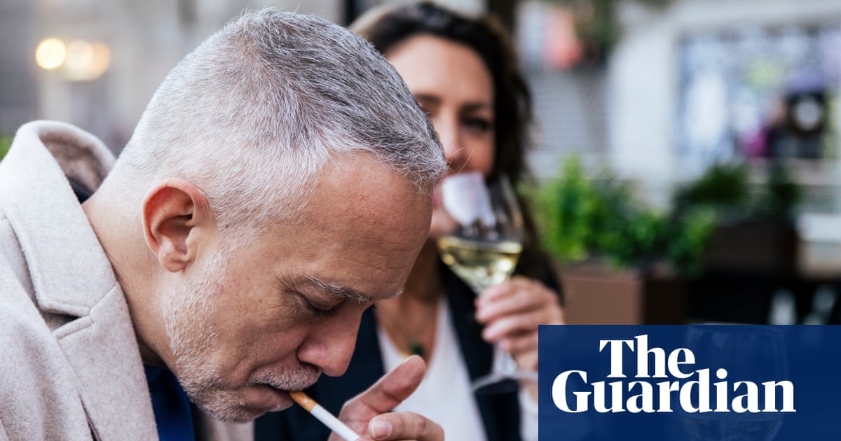 Spanish government moves to ban smoking on bar terraces