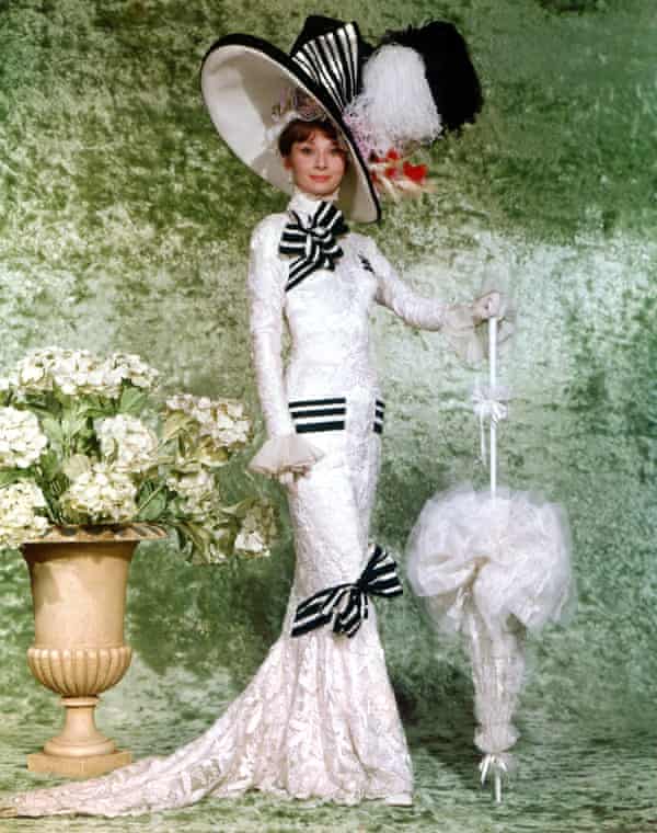 Tinuta alb-negru pe care Audrey Hepburn a purtat-o ​​in My Fair Lady a fost vanduta pentru 3,7 milioane de dolari.
