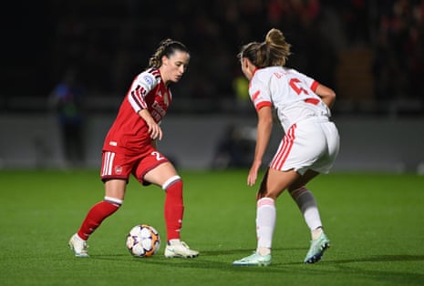Ona Batlle takes on Marit Bratberg Lund of Benfica.