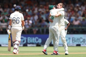 Anrich Nortje celebra el wicket del capitán de Inglaterra Joe Root