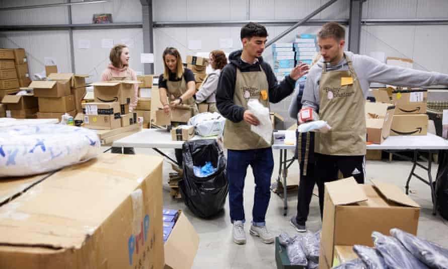 Des bénévoles de l'association caritative Baby Basics à Sheffield emballent des vêtements, des lits de camp, des jouets et des accessoires pour bébés pour les réfugiés afghans.