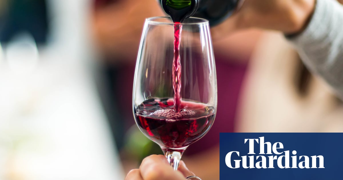 British study links alcohol with lower risk of developing cataracts