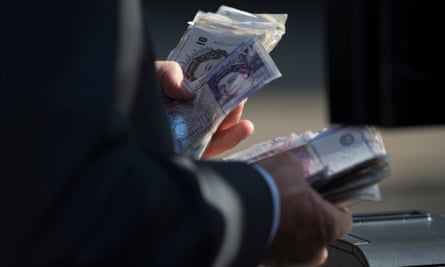 Seorang bandar taruhan menghitung uang pada hari kedua Royal Ascot pada tahun 2017.