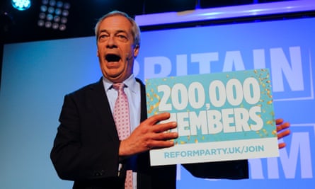 Nigel Farage holding a sign claiming Reform UK has 200,000 members