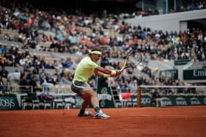 El español Rafael Nadal juega un tiro contra el suizo Roger Federer durante la semifinal del torneo de tenis del Abierto de Francia en el Roland Garros en París el 7 de junio.