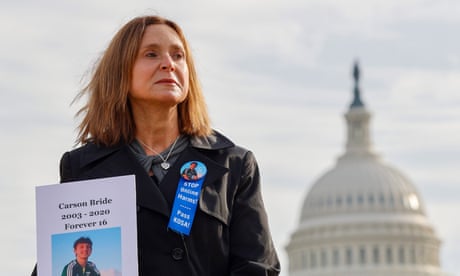 Kristin Bride con una foto de su hijo Carson Bride, de 16 años, el día que compareció ante una audiencia del Comité Judicial del Senado para examinar la protección de nuestros niños en línea.