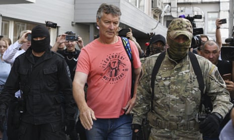 Police detain Yekaterinburg’s former mayor Yevgeny Roizman on Wednesday.