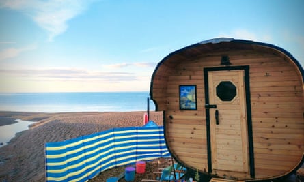 The Seaside Saunahause in Bridport on a blue-sky day with sea views and the sauna cabin in close-up.