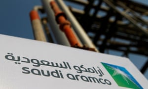 Une enseigne de Saudi Aramco est photographiée dans une installation pétrolière à Abqaiq, en Arabie Saoudite.