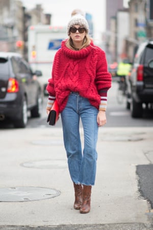celana jeans hem compang-camping seperti yang dimodelkan oleh Camille Charriere.