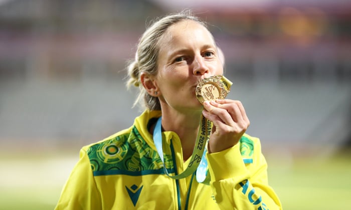 Meg Lanning kisses her gold medal at the Birmingham 2022 Commonwealth Games.