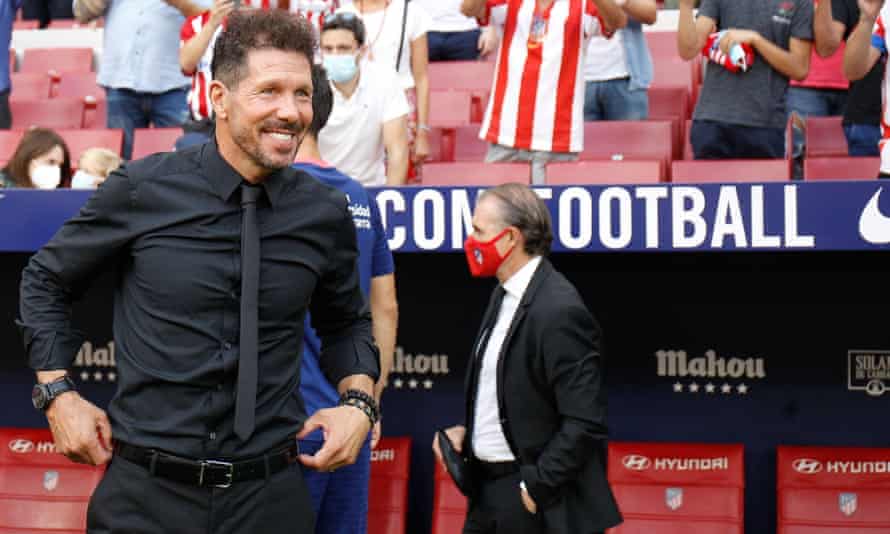 L'entraîneur-chef de l'Atlético Madrid Diego Simeone sourit lors de la victoire 1-0 contre Elche.